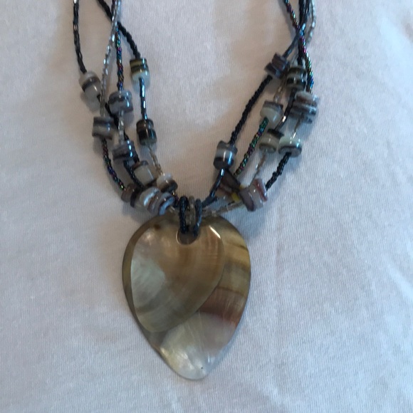 Mother of pearl and beaded necklace - Picture 2 of 3